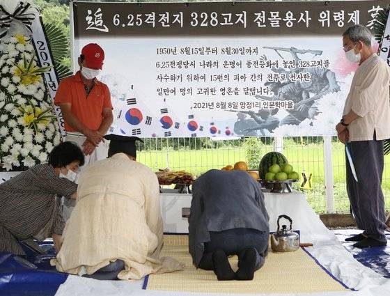 주민들이 328고지 위령제를 지내는 모습. 경북 칠곡군