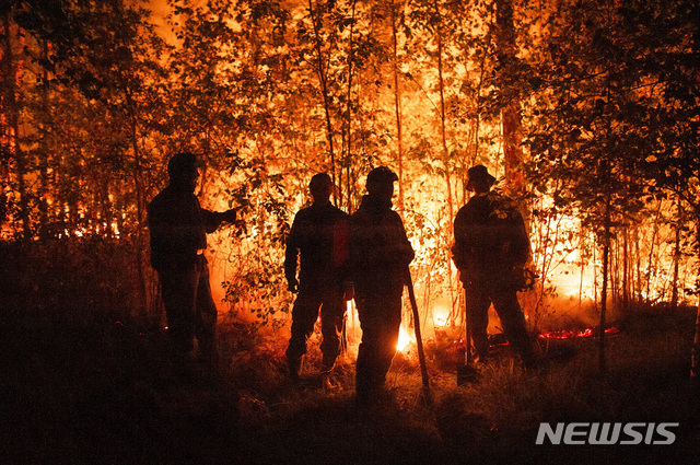 [야쿠츠크(러시아)=AP/뉴시스] 지난 5일 러시아 야쿠츠크 서부 한 마을에서 소방관들이 산불을 진압하고 있다. 2021.08.09.