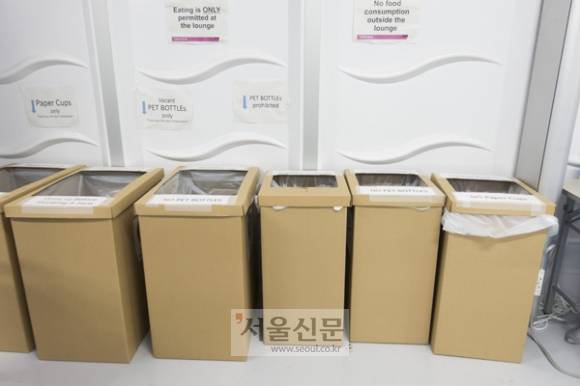 분리수거도 철저하게 요구하는 종이 쓰레기통. 도쿄 류재민 기자 phoem@seoul.co.kr