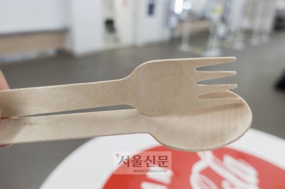 도시락에 딸려오는 나무 식기. 도쿄 류재민 기자 phoem@seoul.co.kr