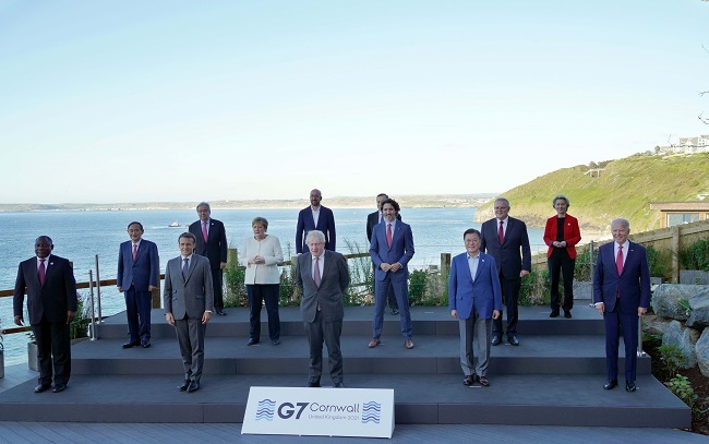 문재인 대통령이 지난 6월 12일(현지시간) 영국 콘월 카비스베이 양자회담장 앞에서 G7 정상회의에 참석한 정상들과 기념촬영을 하고 있다. /사진=매경DB