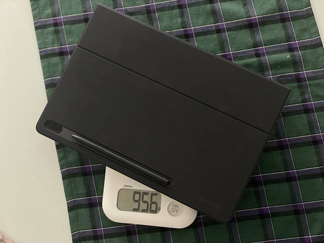 갤럭시 탭 S7 FE. 키보드와 S펜을 포함해도 1kg이 넘지 않았다. /사진=백유진 기자 byj@