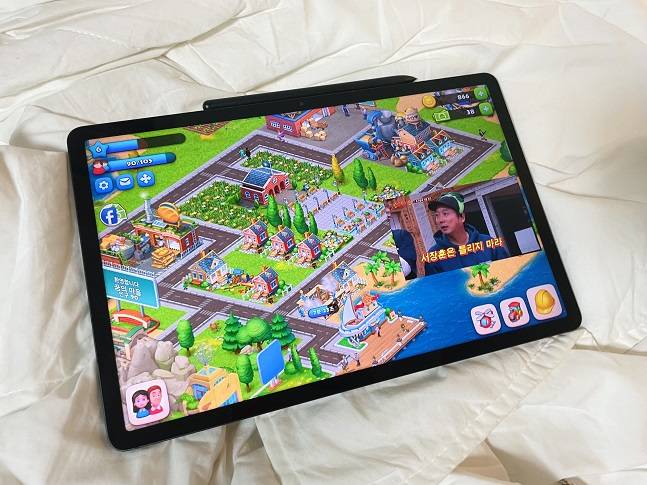 갤럭시 탭 S7 FE로 평소 즐겨하던 게임을 하면서 티빙 앱으로 영상을 시청했다. 전혀 끊김 없이 작동됐다. /사진=백유진 기자 byj@