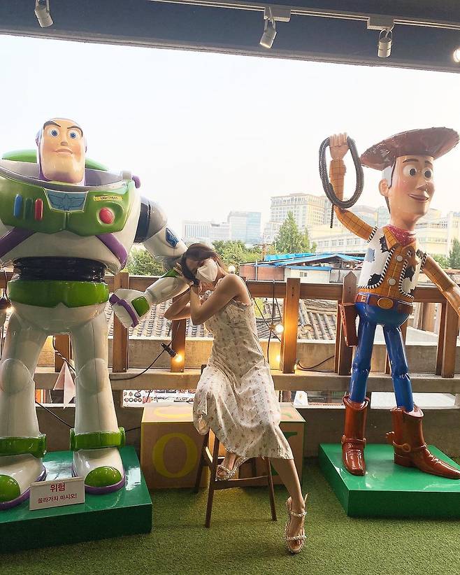 Actor Ji-woo Kim enjoyed Date with daughterJi-woo Kim posted several photos on his SNS on the 11th with an article entitled Woody & Buzz with My boyfriends greet me.In the photo, there was a picture of Ji-woo Kim, who took a picture of the character Woody and Buzz in Toei Animation Toy Story.Ji-woo Kim enjoyed Date by visiting the Toy Story pop-up store with her daughter.Ji-woo Kim, who is wearing a pure dress, showed off her slender figure with an emphasis on her clavicle.Meanwhile, Ji-woo Kim is married to chef Raymon Kim in 2013, and has a daughter.