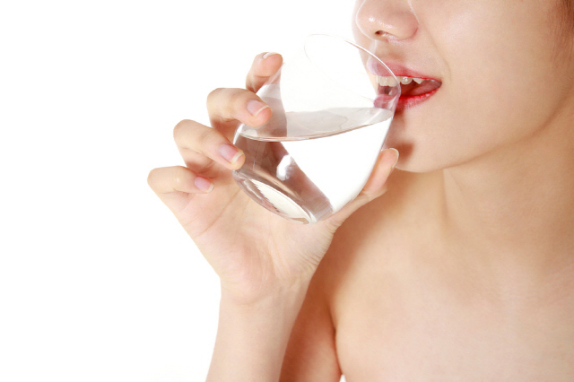 일어나자마자 물 한 잔을 마시는 습관은 대장 건강에 도움을 준다./사진=클립아트코리아
