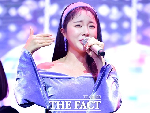 Hong Jin-young is a born singer of excitement and talent, a self-styled tat-name Trot Vitamin and Endolphin Goddess.If Jang Yun-jeong caused a young trot wind in the music industry with his debut song Oh My God, Hong Jin-young is considered to be the main character who rebooted Trot heat with Battery of Love.The digital single Battery of Love released by Hong Jin-young in June 2009 is his solo debut song.It is a song that expresses love like Battery, and it became a popular trot song that received national love.It is a Kaiji hit song made by Hong Jin-young as Battery Sister and Gaddery Sister.As such, Battery of Love became a life song that made todays Hong Jin-young, but when I first received the song, I was sick and cried.I thought the lyrics were too childish.Jang Yun-jeong also responded the same when he received Oh, my God, so it seems that there is a separate protagonist of the life hit song.Place me with love. I cant live without you. I cant live without you. Youre not my battery. / Youre my only body. / Youre my body. / Hold me again. Battery verse 1)Battery is expressed in Japanese pronunciation and Battery is the right expression in foreign notation.The actual title and lyrics of the song are also so, but when you actually call it, the lyrics are pronounced as battery and Hong Jin-young himself often calls the song title Battery of Love.Hong Jin-young was a JYP Entertainment trainee who was preparing for the girl group and then moved his agency in 2007 and became a member of the group Swan.As Swanns first album ended, his agency closed its doors to bankruptcy and turned to reenactment actor for a while.I was so sorry for the girl group that I did not like the Trot conversion, but I was very upset because I thought that I was working on Trot songs at the age of my mid-20s.I did not want to move to Trot because I could not become a girl group. After entering CoreContent Media in 2009, the meeting with Battery of Love was an opportunity to turn into a Trot Singer after ending the idol dream, but changed his life as a Singer.During his time with CoreContent Media, he also called for the part of the delays in the Ciya, Davichi and T-ARA project groups.He broke up with CoreContent and joined Music K Entertainment. He founded and became independent of Agency IMHEntertainment.The womens clothing online shopping mall Hongsong is in operation. The main songs including Battery of Love are My Love, Living, Boogie Man, Goodbye, Thumb Chuck.