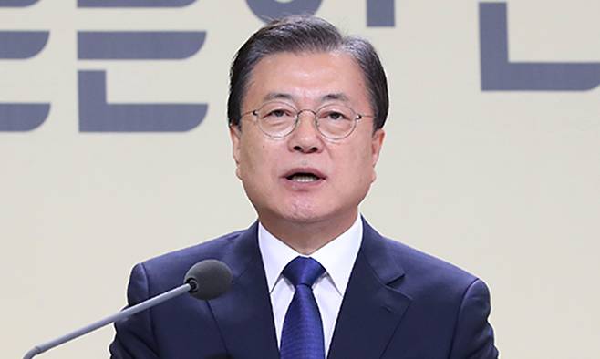 문재인 대통령이 12일 청와대 본관에서 화상을 통해 열린 건강보험 보장성 강화대책 4주년 성과 보고대회에서 발언하고 있다. 연합뉴스