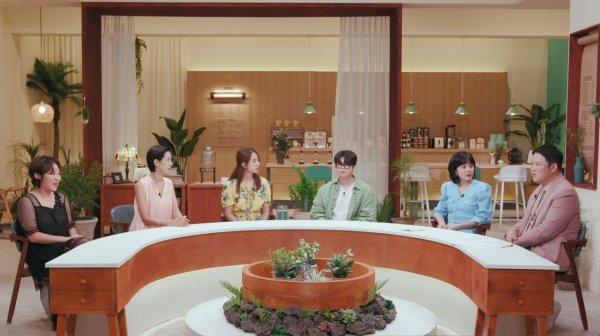 In the fifth episode of JTBCs Brave Solo Child Care - I Raise (abbreviatedly I Raise), which will air on the 13th, Kim Hyun-Sook, Kim Hyun-Sook Mother, and Benjamín Vicuña Secret Sunshines three great families Secret Sunshine visit will be drawn.According to the production crew, Kim Hyun-Sook and Benjamín Vicuña, who are envious of the performers with healthy meals that can only be enjoyed at Secret Sunshine every time.In a recent shoot of I Raise, Kim Hyun-Sook started breakfast with Benjamín Vicuñai preparing a secret sunshine table of fresh vegetables handmade from his garden.When the various vegetables and thick meats were completed, Benjamín Vicuña, which is emerging as a dark horse of the childrens food system, appeared and started to eat the jjajangmyeon.In the appearance of Benjamín Vicuñai, who finishes eating with a heavy folding of the dumplings, the performers showed affection for Benjamín Vicuña with the mothers heart.After a solid fill of the ship, Kim Hyun-Sook, Benjamín Vicuña and Kim Hyun-Sooks Mother left the house and the arrival of the three arrived at a Salon in Secret Sunshine, a 15-year regular of Kim Hyun-Sook Mother.In the hand of the director, who was strongly recommended by her grandmother, Benjamín Vicuñai and Kim Hyun-Sook wrote Parma together and wrote Parma wrapping, and the performers laughed at the appearance of the lovely Kim Hyun-Sook and Benjamín Vicuña.In the appearance of Kim Hyun-Sook and Benjamín Vicuña, sitting in front of the store waiting for Parma to be completed, the cast once again admired Secret Sunshines ease.However, on the day of shooting, Kim Hyun-Sook was greatly embarrassed by the unexpected items prepared by Director Salon to rinse his head because it was difficult to use water due to cleaning the village water tank.I wonder what the Secret Sunshine style hair cold skill that shocked all the studio performers will be.On the same day, the studio appeared as a special guest to represent the position of the child, and it made a warm atmosphere by conveying gratitude to the father Kim Gura as well as solving the curiosity of the mother performers.The story of Kim Hyun-Sooks three families Secret Sunshine Salon visiter and special guest Grie can be found at 9 pm on the 13th.
