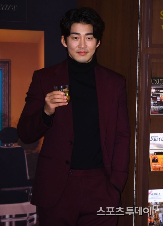 Actor Yoon Kye-sang, 43, has been reporting on the marriage with a 5-year-old beauty businessman, and public interest in the bride-to-be is high.Yoon Kye-sang agency Just Entertainment said on November 11, Yoon Kye-sang marriages.I recently decided to sign a marriage ceremony with my parents permission, but I will do my marriage report first because it is difficult to proceed with the marriage ceremony in the near future due to the Corona 19, he said.However, about the premarital pregnancy, he said, It is never true.Yoon Kye-sang also announced the marriage news directly through a fan cafe.The person who will be my wife is a person who makes the surroundings warm with good character, he said. When my body and mind were tired, I protected me and healed me with love.So I was convinced that I wanted to be together for the rest of my life. Yoon Kye-sangs marriage news is rising depth about the bride-to-be.Bride-to-be is known as Cha Hye-young, CEO of Beauty Brand N.It was not officially confirmed, but after the news of the devotion of Yoon Kye-sang was announced, the name was on the real-time search term of the portal site and the photo was released.Cha Hye-young was noticed as a young CEO who succeeded in launching a beauty brand at the end of 2010 and entering a department store.He also served as a representative of creative artist group and complex cultural space studio concrete with actor Yoo Ah-in; and is the back door of his close relationship with actor Jung Yu-mi.God members also delivered a message of congratulations to the news of the marriage of Yoon Kye-sang.Yoon Kye-sang became the gods third out of stock after Kim Tae Woo and Park Jun-hyung.Son Ho-young said, Lets be happy with your beloved family, always cheering, Kim Tae Woo said, Congratulations with your heart, brother. Welcome to You (boy) World. Lets make a happy and pretty family.There are now two left, he congratulated.