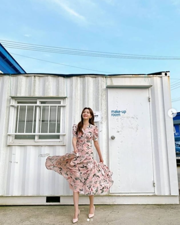 Actor Si-a Jeong showed off her stunning mash with a floral dressSi-a Jin wrote Thank you on his instagram on the 13th and posted a picture.In the photo, Si-a Jing poses in front of an Intermodal container box that says make-up room and emits a bright smile.The fresh beauty and atmosphere that can not be believed to be the mother of two children catches the eye.Si-a Jin is married to Actor Do-bin Baek and has a sister-in-law.