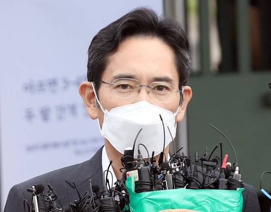 이재용 삼성전자 부회장이 광복절을 앞두고 13일 오전 경기도 의왕시 서울구치소에서 가석방 직후 기자들의 질문에 답하고 있다. 〈연합뉴스〉