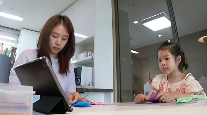 Jo Yoon-hees secret to raising Roars creativity has been unveiled.In the 5th episode of JTBCs Brave Solo Parenting - I Raise (hereinafter I Raise), Planning Hwang Gyo-jin, and Directing Kimsol), which will be broadcast at 9 p.m. on August 13, Jo Yoon-hees efforts for the delicate and developed Roar will be broadcast.In previous broadcasts, Roar showed interest in mixing colors, and not only distinguished sugar powder and flour sensitively, but also showed a situational drama that was not tired with excellent linguistic sense, and showed the five senses developed.Jo Yoon-hee recently prepared paper folding, chocolate color play, and rain play for Roars five senses and creativity development in I raise it.First, Jo Yoon-hee and Roar began folding paper as they watched the video; Roar grew imagination by looking at the colored paper that changed shapes every time they folded, reminiscent of new objects.On the other hand, Jo Yoon-hee was enthusiastic about following the order of paper folding while Roar fell into imagination, and once again turned into FM mother and enthusiasm Yoon Hee, which made the performers laugh.Jo Yoon-hees efforts to keep Roar and Chocolate from eating too much, which was more interested in eating Chocolate in the Chocolate play of fashion on SNS, made the performers laugh.The five-sensory play continued outside the house, and Roar, a cryonic fairy who went out with Jo Yoon-hee, continued to watch the ants with a magnifying glass when he went on the road.Jo Yoon-hees sister also joined Roars five senses after work and enjoyed non-play with Roar.Roar, who felt the rain with his transparent umbrella, was happy for a while, but after a while, the unexpected Roars sudden remarks stopped the non-play.Will Roar be able to finish the five senses play safely?