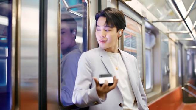 방탄소년단 지민, 여심 홀리는 고혹적 귀족美..갤럭시Z플립3에 짜릿 키스 '설렘 폭발'