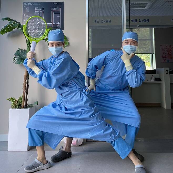 Ahn Eun-jin posted a picture on his instagram on the afternoon of the 13th with an article entitled OBGY croth ~.The photo shows Ahn Eun-jin posing with an electric fly-chae in a surgical suit.Behind it, Kim Dae-myung is seen wearing his right hand on his waist and looking good.Ahn Eun-jin, who was born in 1991 and is 30 years old, made his debut with the musical Sorry of Young Werther in 2012, and raised his awareness through others are hell, kingdom and sweet doctor life.Currently, he is working as a resident of obstetrics and gynecology chief in TVN Suls 2. He also appears in Drama One Person scheduled to air this year.Photo: Ahn Eun-jin Instagram