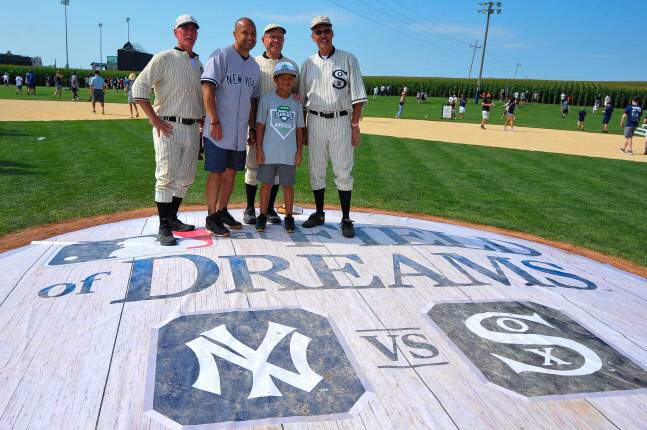야구 팬들이 13일 아이오와주 꿈의구장에서 열린 시카고 화이트삭스와 뉴욕 양키스 전에 앞서 기념촬영을 하고 있다. 아이오와주|USA TODAY Sports연합뉴스