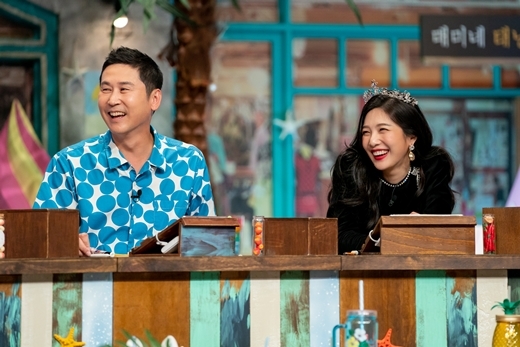 Girls group Red Velvet members Joy and Yeri appear on cable channel tvN Amazing Saturday and present a rich smile.Yeri, the first appearance of Amazing Saturday, recently caught the eye by saying, I conducted a preliminary investigation of Amazing Saturday in the recording.When I told the results of the survey that the recording was over early and gave a lot of delicious food, Joy, who is in charge of Shin Dong-yup and other program MC, laughed, saying, There is always Shin Dong-yup in the broadcast where the recording ends quickly.Yeri boasted a similar texture to Kim Dong-Hyun, adding to the fun.Kim Dong-Hyun, sitting next to Moon Se-yoons fool zone, asked, Why did you place me here?I do not like hearing ears, he confessed, I am a shit, and the most confident song in dictation was Girls Generation and Shiny, who had no possibility of Shi Chonggui.Also, after trying to cheat after the support, Kim Dong-Hyun boasts throughout the recording, It is a stupid line from the doremi.I feel like Kim Dong-Hyun is two people, he was teased.Joy, who was angry at the time of his last appearance, showed his amazing empathy ability on this day.He became a member of the idol group, Dr. Oh Eun-young, excited by the shocking behavior of his boyfriend in the lyrics.On the other hand, on the same day, the members gathered together to win the market food and raised interest.In particular, the key was praised as scary by inferring the correct answer as if it were a mathematical problem like key.Here, the new Shin Dong-yup in the context, the hard carry of the rapper line, the collaboration of the doremis, the heat of the scene was hot.In addition, the snack game on the day was Invitational Quiz in the 2010s, Shi Chonggui.Yeri, who likes music in the 2010s, expressed his willingness to be confident. The members said, The sense of nearness is similar to Kim Dong-Hyun.However, Yeri showed his outstanding ability and showed his presence by showing the performance of the explosion.Joy also unveiled a sexy dance, as well as a surprise collaboration with Kim Dong-Hyun.Key caused elasticity with Joy, Yeri and girl group Carl Gunmu, and Park Na-rae, who turned into Trot Queen Kim Yeon-ja, tore the stage with a unique charisma.Kim Dong-Hyun, who studied dance every time he was in the middle of a snack game, made the studio navel with many performance parades in the past.Following the robotic dance, the activities of Doremi, such as Taeyeon, who has adapted perfectly to the high-level N-step, will be released at tvN at 7:40 pm on the day.