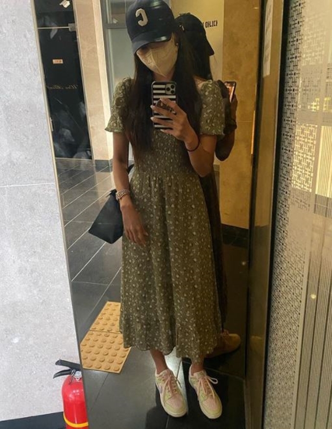 Actor Oh Yoon-ahhhhh showed off her superior proportion.Oh Yoon-ahhhh posted a picture on August 14th with an article entitled Why can not I take a picture in his personal instagram.The photo shows Oh Yoon-ahhhh, who takes a picture of himself in the elevator mirror.Oh Yoon-ahhhh showed off her fashion sense by matching her sneakers with a long dress, and even if she covers her face with a hat and mask, she is beautiful.Oh Yoon-ahhhh will return to the house theater with JTBCs new drama Flying Butterfly scheduled to air this year.In Fly Up Butterfly, she transforms into a professional hair designer Michelle, who is responsible for the interns emergency.