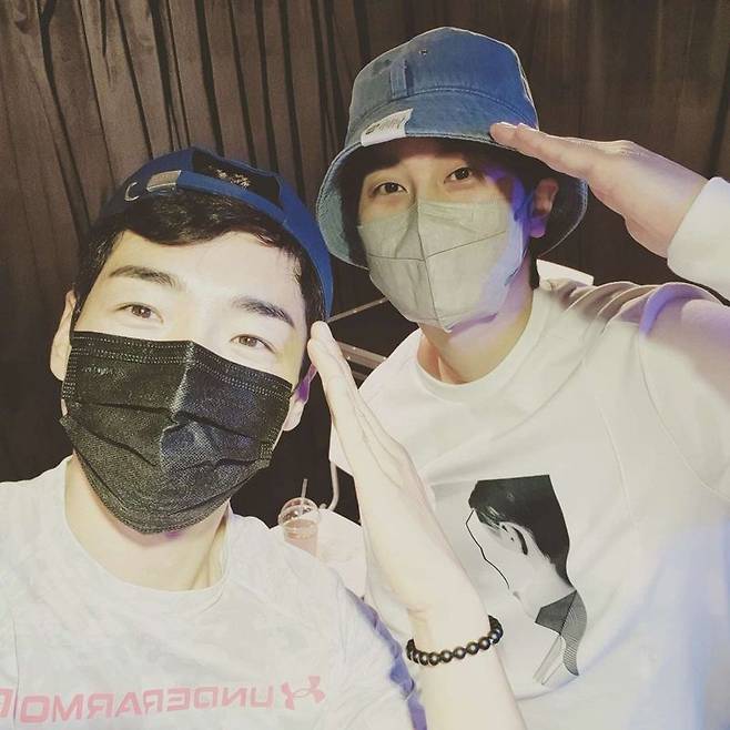 Heo Young Saeng, who met Park Gun, certified Sungdeok.Heo Young Saeng wrote on his personal Instagram account on August 14, When I went to vocal class, Park Gun!!! I was a fan of steel units!!And posted a picture.In the photo, Park Gun and Heo Young Saeng are saluting side by side.The mask covers the face, but the eyes of the two people with the smile are attracting attention.Heo Young Saeng said, If you leave the Covid, have a drink ~ have a drink ~ have a drink ~.The netizens responded, I see my favorite two here, Lets go to friendship with Woo, and Lets have a drink and have a drink.Meanwhile, Heo Young Saeng debuted in 2005 with the group SS501.Park Gun, a former specialist, made his debut as a trot singer in 2019 with the announcement of Hanzanhae, and was loved by SBS audition program Trossin came out 2.He also appeared in Channel As popular entertainment Steel Unit.