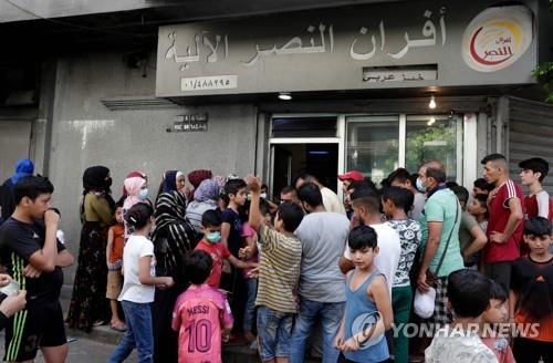 베이루트 남쪽 교외에 위치한 빵집에 몰려든 사람들 [AFP=연합뉴스]