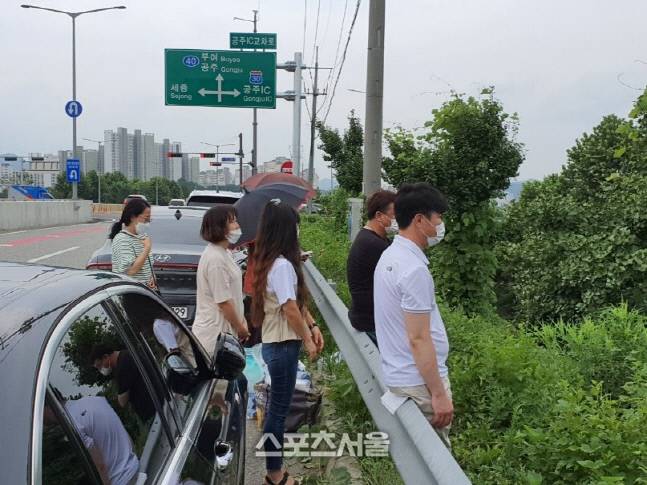 학부모들도 경기장 밖에서도 일정한 거리두기를 통해 코로나19 방역수칙을 준수하고 있다