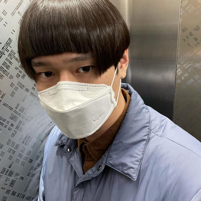 Actor Go Kyung-pyo showed off her unconventional hairstyle.Go Kyung-pyo posted a picture on his instagram on the 15th with an article entitled Cold Day of the Long Time.Go Kyung-pyo in the photo showed an extraordinary chupe bang style with short bangs cut to the top of his eyebrows.Go Kyung-pyo, who showed a neat and neat chaffy bang without a single hair, emanated a charm of reversal with a fresh expression.The netizens who watched the photos responded such as It is a pearl, There is no reason for this, Legoland hair is good, Wig ....Meanwhile, Go Kyung-pyo is set to release the film 6/45.