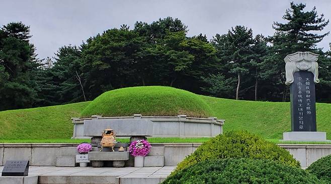 이승만 대통령과 그의 부인 프란체스카 여사가 영면해 있는 서울 동작동 국립묘지 묘역/송의달 기자