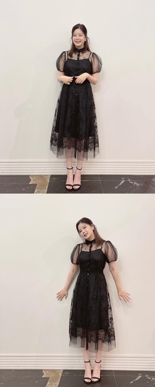Singer Lyn, 40, showed off her lovely beauty.Lyn posted several photos on his Instagram on the 15th, along with an article entitled Today I Wear Princess Clothes # Jecheon International Music and Film Festival.The photo released showed Lyn posing with a cute smile; Lyn showed off her elegant charm by wearing a black lace dress and black shoes.The dress of the long sky in the sky emphasizes Lyns 9th grade ratio and exclaims admiration.Lyn marriages with singer Lee Soo, 40, in 2014.