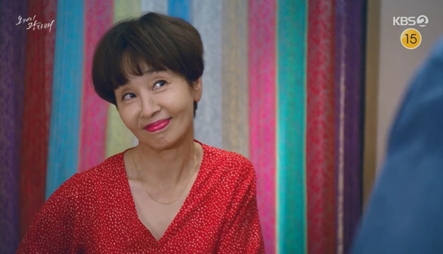Lee Mi-young approached Yoon Joo-sang openly and made past Confessions.Kim Yeong-hee (Lee Mi-young) showed interest in Lee Cheol-soo (Yoon Joo-sang) in the 40th KBS 2TV weekend drama Okay Photos (playplay by Moon Young-nam/directed Lee Jin-seo) broadcast on August 14.Kim Yeong-hee approached Lee Chul-soo to eat Chimac together, but Lee Chul-soo refused.Kim Yeong-hee, who misunderstood the woman who came to Lee Cheol-soo to meet Handolse (Lee Byung-joon), said, Are you a lover?I went to tell you myself because my junior was good, Lee said.Kim Yeong-hee, who is relieved, approached Lee again, saying, Lets eat with Oriental melon. He said, I am a worker, so I am good in body and muscles.I was a PE teacher. I retired. I started volleyball because I gave bread to exercise, and went to college as a special student.I missed my soul because I was looking after my sisters, he said.Kim Yeong-hee said, It is no use.I did not want anything, but sometimes it is empty, lonely, and so. I was wearing a sweatshirt and I was envious of teaching children in the classroom.Im going to retire and live freely after my parents death, and I love the name here. Im going to be brilliant in my life.