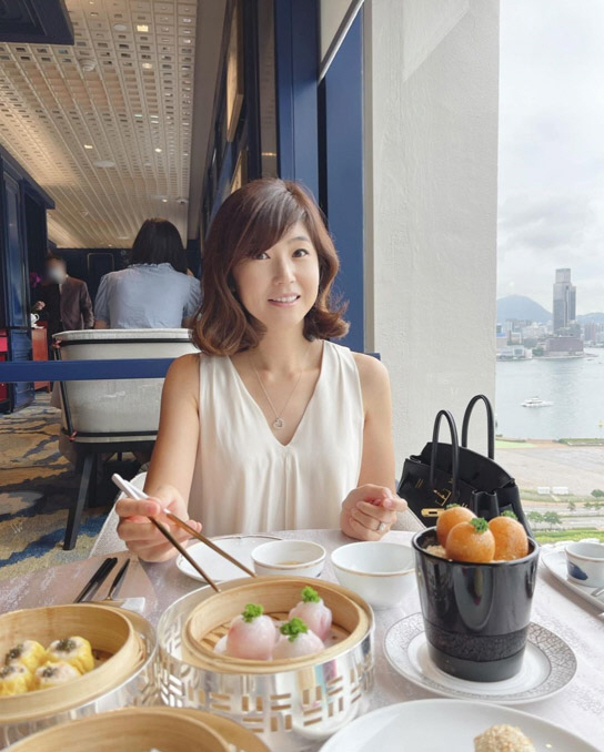 Kang Soo-jung said on his 16th intogram, My Husband and Lunch Date. Hong Kongs city view is familiar but has a strange charm that I keep seeing.# I am a good man here, so I am a Husband who was burdened with my heart. Kang Soo-jung is wearing a white sleeveless costume and has a happy time with her Husband and Husband. His elegant Beautiful looks, which is combined with beautiful Hong Kong city view, attracts attention.Meanwhile, Kang is married to a Husband working for a Hong Kong financial company in 2008 and has a son. Kang is known to live in Hong Kongs suburban Repulse Bay.