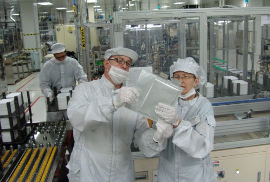 LG에너지솔루션 직원들이 미국 미시간주 홀랜드 공장에서 전기차 배터리 셀을 검사하고 있다./조선일보DB