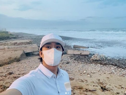 Actor Song Seung-heon has revealed his warm-hearted current situation.Song Seung-heon posted a picture with The Waves emoticons on his Instagram on the afternoon of the 16th.Inside the photo is his selfie, which shows all white look.Despite wearing a hat and mask, Song Seung-heon boasted a deep features and handsomeness.He also made his fans feel like a fan with a brilliant but sleek visual.Meanwhile, Song Seung-heon appeared on TVN drama Voice 4, which ended on the 31st of last month.