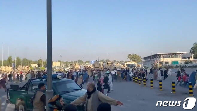 16일(현지시간) 탈레반 반군이 카불의 대통령궁을 장악한 후 소셜 미디어에서 많은 사람들이 카불 공항 터미널 쪽으로 달려가고 있다. (C) 로이터=뉴스1 (C) News1 원태성 기자