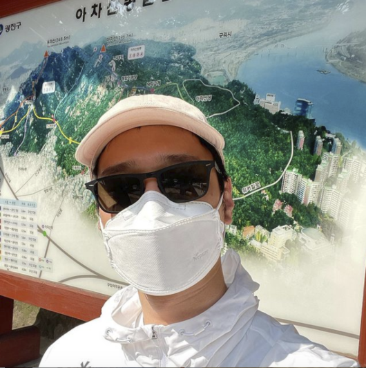Yi Dong-hwi reacted wittyly as Actor Go Kyung-pyo stepped into the Achasan Climbing.Go Kyung-pyo posted a picture on his Instagram on the afternoon of the 16th without any message.In the photo, he takes a selfie in front of the Achasan sign, wearing a hat, sunglasses and a mask.However, Yi Dong-hwi, a colleague of Respond 1988, left a comment called Kim Jung-soo, Ssamdi, Yi Dong-hwi.What do you do when you play? Because three people were Achasan Joe during the MSG Wannabe project.Fans are pouring a hearty response to Go Kyung-pyos healthy routine and Yi Dong-hwis wit.Meanwhile, Go Kyung-pyo, who made his debut in KBS 2TV drama Jungle Fish 2 in 2010, played an active role in TVN Respond 1988, SBS Avatar of Jealousy, KBS 2TV Best Deliverer, Myeongri, Chinatown, Kangshin, 7 Years Night, JTBC Private Life .SNS