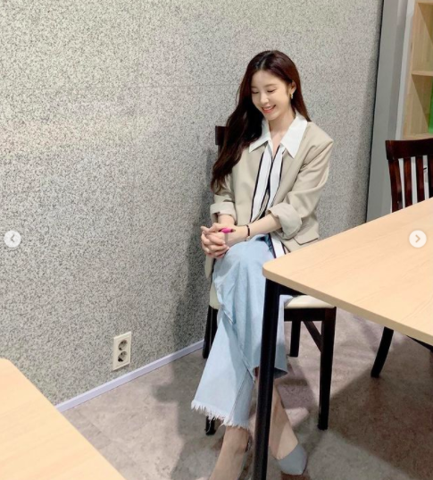 Singer and actor Jun Hyoseong flaunted her feminine charmJun Hyoseong posted a picture on his Instagram on the afternoon of the 16th.In the open photo, Jun Hyoseong is wearing beige and light jeans.I matched my shoes with a little loose clothes, but naturally I have a feminine charm to the wave hair.Jun Hyoseong looked dapper as he lowered his eyes and built Smile.In addition, Jun Hyoseong announced the news of the broadcast with the hashtags of Baekje Historical Remains District and Lanson History Tour.On the other hand, Jun Hyoseong is appearing on Im Solo which broadcasts on NQQ and SBS Plus.Jun Hyoseong Instagram