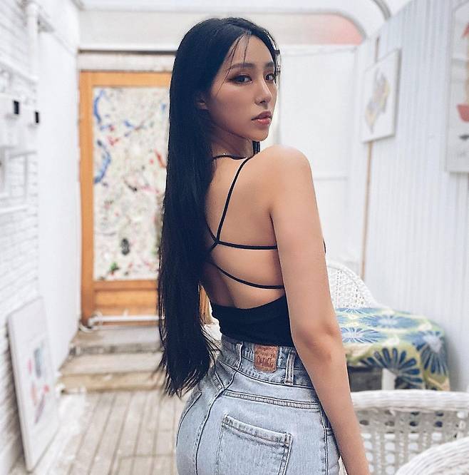 수영복을 청바지 안에 입어 뒷모습을 강조한 미스코리아 출신 패션 인플루언서 이효림. /이효림(@he.le.n._) 인스타그램 제공