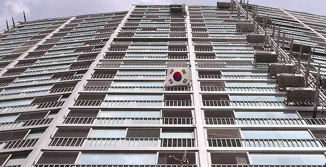 제76주년인 광복절인 15일 오후 서울 시내 한 아파트 단지 세대 베란다에 태극기가 걸려 있다. / 연합뉴스