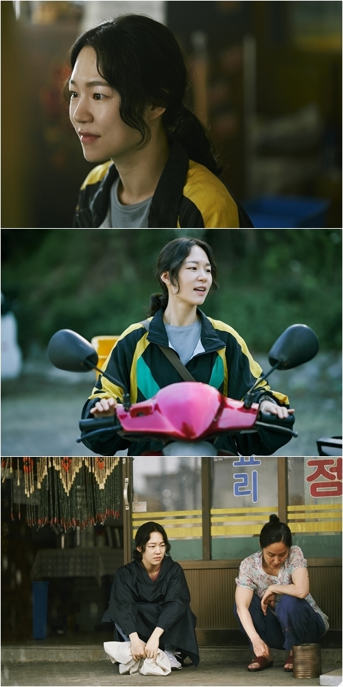 TVN Hometown Yeri Hans first Steel Series was released.In the second half of 2021, Well-Made expected TVNs new drama Home Town (directed by Park Hyon-suk/playplayplay by Jujin/Produce Studio Dragon, CJS Entertainment) will first unveil the site SteelSeries of Yeri Han (played by Cho Jeong-hyun) on August 17 to focus attention.Hometown is a Mystery thriller in 1999 when a detective (Yoo Jae-myung) chasing a series of murders and a woman (Yeri Han) searching for a kidnapped nephew dig into secrets against the worst terrorist (Uhm Tae-goo).Director Park Hyun-suk, who has been recognized for his solid performance through the drama Secret Forest 2, raises expectations that he will show explosive synergy by appearing Yoo Jae-myung, Yeri Han and Uhm Tae-goo, who are the Acting Corps, who hold megaphones and believe in them.Yeri Han played the role of Cho Jung Hyun who lives with the social stigma of the terrorist family.Cho Jung-hyun, who is ironically supporting his life collapsed by the crime committed by his brother, Cho Kyung-ho (Uhm Tae-goo), through his brothers daughter and his nephew, Cho Jae-young (Ire Boone), begins to get entangled in Mystery events after his life-loving nephew disappears.Yeri Han, who has been attracting global attention through the movie Minari, has chosen the Mystery Thriller genre as his first move. Expectations are high for the Acting by Yeri Han.The SteelSeries, which was released, contains a picture of Yeri Han, which has been completely infiltrated with Cho Jung Hyun.In the way of driving a smiley face and a scooter directly, Cho Jung-hyuns life-style and positive aspect is shown.On the other hand, the wound of the hidden Jung Hyun behind the smile is revealed in the continued Steel Series.Cho Jeong-hyun is sitting in front of the store alongside his mother Kim Kyung-sook (Park Mi-hyun), and I can feel the weight of Cho Jeong-hyuns hard life, which has lived silently with his cold eyes around him from his sagging shoulders and hard-looking expressions.So, I wonder what Mystery events will be caught up in with the disappearance of my nephew.