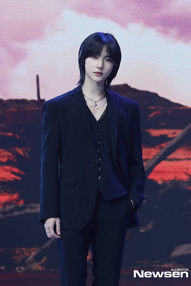 Group TOMORROW X TOGETHER (TXT) Beomgyu poses at a media showcase commemorating the release of Regular 2nd album Repackage Album Chaos: FIGHT OR ESCAPE, which was held online on August 17.(Photo-providing: Big Hit Music