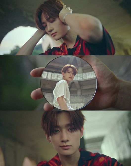 Group Verivery (VERIVERY) member Yong Seung has unveiled Mood Film, which introduced Acting with chic visuals.Verivery unveiled the mood of Yongseung, which contains tense images and sounds through the official YouTube channel at 0:00 on the 17th.In the open video, Yong Seung is sitting alone in a place reminiscent of an old Colosseum, and is suffering from hearing a shabby and dreary sound.In addition, Yong Seung, who seemed to focus on something while closing his eyes and covering his ears, attracted attention by revealing the charm of chic and deadly flower pot.In particular, Yong Seung is struggling with pain after facing another self in the mirror, raising his curiosity.The meaningful sound that hovered around Yongseung maximized the tension of fans watching the teaser video.Yongseung, who has recently released elegant darkness through his personal official photo, is showing his admiration for his calm and creepy perfect acting in this mood film.Verivery, who released his second single album SERIES O [ROUND 1: HALL] in March, discovers the dark inner space of each of them and tells the message about how to use this darkness, is focusing on what message will be put on the new album, the second O series.Verivery, who preheated the comeback atmosphere in earnest, will release his sixth mini album SERIES O [ROUND 2:HOLE] at 6 pm on the 23rd.Jellyfish Entertainment