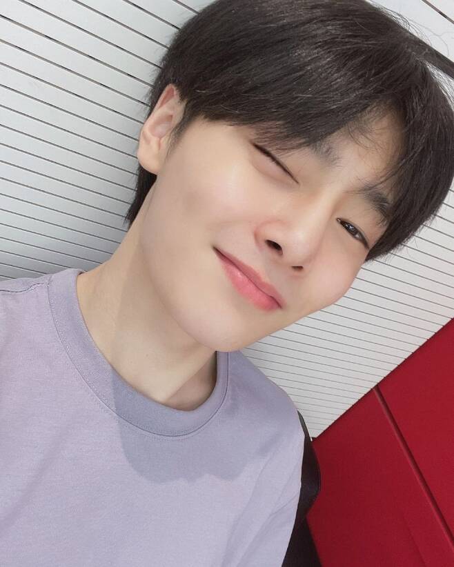 Stray Kids I.N rocks Fan heart with immaculate youngestOn the 17th, I.N posted several photos on the Stray Kids official Instagram with the article Did you see Kingdom Week well ...?In the photo, I.N shows off his baby-like immaculate skin and takes a selfie. He gave visual healing with transparent eyes and clear smile, and he shot Fan heart with a cute wink.I.N made a smile full of his brothers beauty through a mirror selfie, which caused the fans to admire the comments such as It is so cute, It was fun, It is handsome and Baby bread.Meanwhile, the group Stray Kids, which I.N belongs to, will feature KINGDOMWEEK: <NO+> for a week from 17th to 23rd with the privilege of winning Mnet Kingdom: Legendary War, and will release a new album NOEASY on the 23rd.