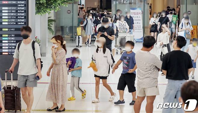 광복절 연휴 마지막날인 16일 서울 강서구 김포공항 국내선 입국장이 여름 휴가를 마치고 돌아오는 여행객들로 붐비고 있다. 2021.8.16/뉴스1 © News1 민경석 기자