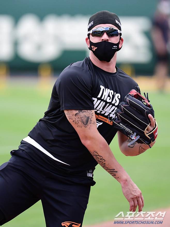 내외야 전 포지션이 가능한 페레즈. 1군 합류 첫날부터 열정적인 훈련 모습.