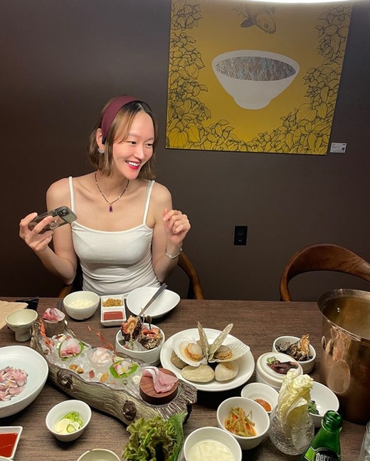 Model Lee Hye-jung, 37, shared her routine to fansLee Hye-jung posted a picture on Instagram on the 18th, saying, # Exciting, #Choi Yong-soo is exciting #.It appears to have been taken from the restaurant: In front of Lee Hye-jung, there are a delicious sashimi and seafood.Lee Hye-jung, dressed in a white strap sleeved top, is not hiding his excited expression with a cell phone in one hand.Lee Hye-jungs tiny face and elegant clavicle line also attract attention. Netizens are too pretty and so on.Meanwhile Lee Hye-jung married actor Lee Hee-joon, 42, in 2016.