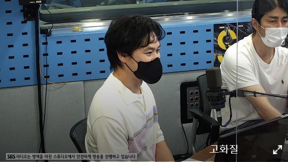 Kim Sung-kyun confided in Lee Kwangsoo, whom he met at entertainment, that he felt betrayed.On August 18th, SBS Power FM Choi Hwa-jungs Power Time was held as Choi Fat Red Carpet corner with actor Cha Seung One, Kim Sung-kyun and Lee Kwangsoo of the movie Sink Hall.Kim Sung-kyun, who first met Lee Kwangsoo at SBS entertainment Running Man, said, At that time, I was unfamiliar with it and I took care of it.But at the end, I took my name tag. I wanted to say, Oh, this is a character.Lee Kwangsoo revealed, Sungkyun was really sick at the time.I was shocked then, I knew why he was an Icon of betrayal, Kim Sung-kyun explained.Lee Kwangsoo joked, I was good all day to get the name tag off at the end.The one who was listening to the car said, Kwangsoo is very planned and in-depth.Kim Sung-kyun also laughed, I pretended to be like that on the filming site and prepared all the adverbs.