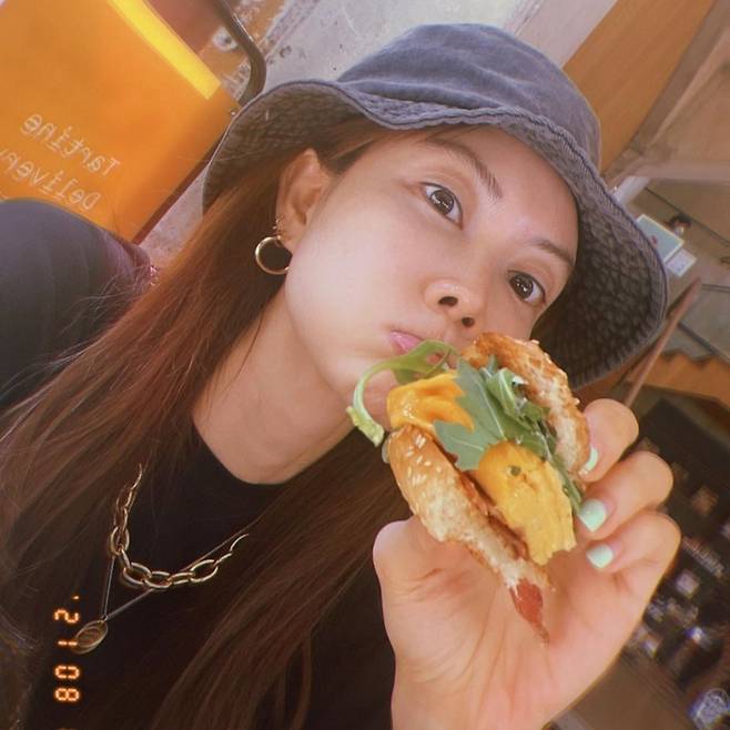 Model and Actor Yangmira recreated the days of Burger Girl. Yangmira told his SNS on the 17th, The taste point.Former Burger Girl, incumbent Delemom and posted two photos.Yangmira in the photo stares at the camera, eating a hamburger, with a natural look that is not decorated.Especially, this picture reminds me of the days of Burger Girl.Yangmira rose to stardom in 1999, when she was dubbed Burger Girl through a Hamburger CF.Twenty-two years later, he showed off his beauty that has not changed at all and showed off his charm as it was.The fans wrote, Girl became a mother of Delle, and I went from Girl to mother, Why is your sister more beautiful than that time, and now is the best Leeds.Yangmira made her debut as a Model contest in 1997; she married a businessman, who is two years older, in 2018, and has a son in her element.