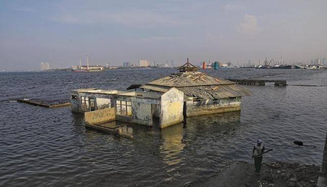 해수면 상승으로 바닷물에 잠긴 북부 자카르타 마을. CNBC인도네시아 캡처