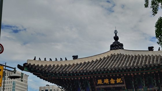 광화문역에 위치한 고종즉위 40년 칭경기념비 누각 지붕 위에도 간략한 형태의 취두와 잡상이 얹혀있다. 김정연 기자