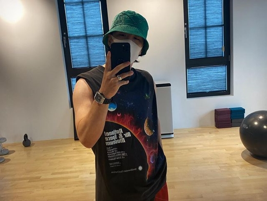 Group BIGBANG member Sun (real name Dong Young-bae and 33) announced the current situation after a long time.Sun posted a picture on Instagram on the 19th, #15 with a yellow heart and a number 15.Selfie photo: Selfie picture taken by Sun, dressed in a green bucket hat, black sleeveless T-shirt and wide pants, wearing a mask.I can still feel the charisma in Suns eyes, which are revealed between the hat and mask, and the fashion that feels unique personality, and the simple yet sophisticated accessories such as rings and watches are also impressive.It seems that he has released a recent photo in commemoration of his 15th anniversary of BIGBANG. Sun said, It seems like time is really flying.It was hot, and all our days are more beautiful like a clear sky this summer. Sun posted a selfie photo on SNS for about a year since October last year.Sun, meanwhile, married actor Min Hyo-rin (real name Jung Eun-ran, 35) in 2018.