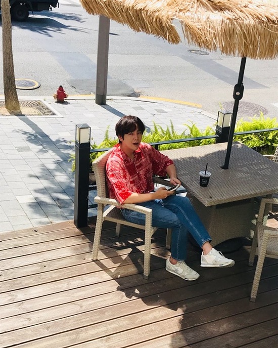 On the 18th, Jang Keun-suk added a hashtag called Gangnam District Office Crossroad with his article I dreamed of Hawaii on his Instagram.Inside the picture is a picture of Jang Keun-suk sitting in a cafe in Gangnam District and having a relaxing afternoon.The gorgeous look of Jang Keun-suk, who completed a neat fashion reminiscent of resort fashion with intense red shirts and jeans, is noticeable.Jang Keun-suk recently announced that he is considering appearing in a new drama Maybe a Diary.Photo = Jang Keun-suk Instagram