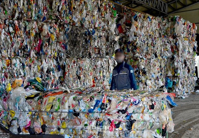 지난 2월 광주 광산구 신창동 한 재활용쓰레기 선별장에서 폐기될 쓰레기가 압찬된 상태로 창고에 쌓여있다. ⓒ뉴시스